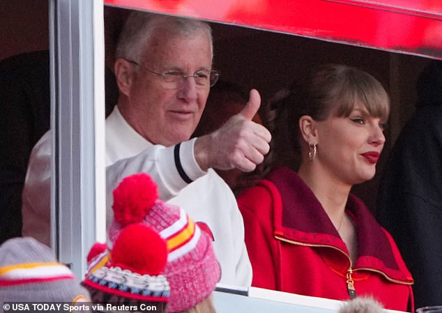 في نفس اليوم، قدمت سويفت مساهمة خيرية ضخمة بقيمة مليون دولار لجمعية القلب الأمريكية تكريما لوالدها سكوت سويفت. شوهد سكوت وتايلور في عام 2024