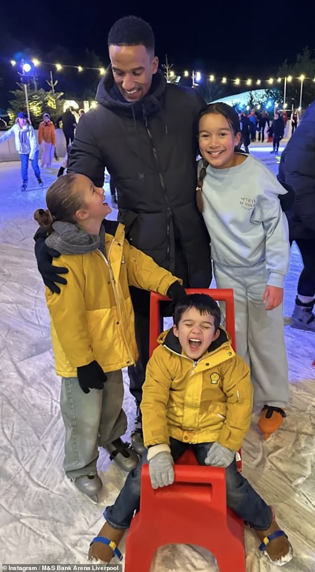 يأتي الأمر بينما تخوض هيلين نزاعًا مريرًا مع خطيبها السابق سكوت سنكلير الذي أنجبت منه ثلاثة أطفال.