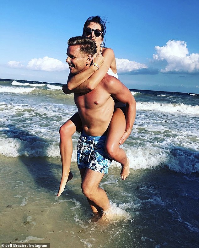 وإلى جانب صورة قديمة من عطلة عائلية، قال الأب لطفلين إن زواجهما انهار خلال الصيف بعد أن اكتشفا أنهما لا يستطيعان إسعاد بعضهما البعض.