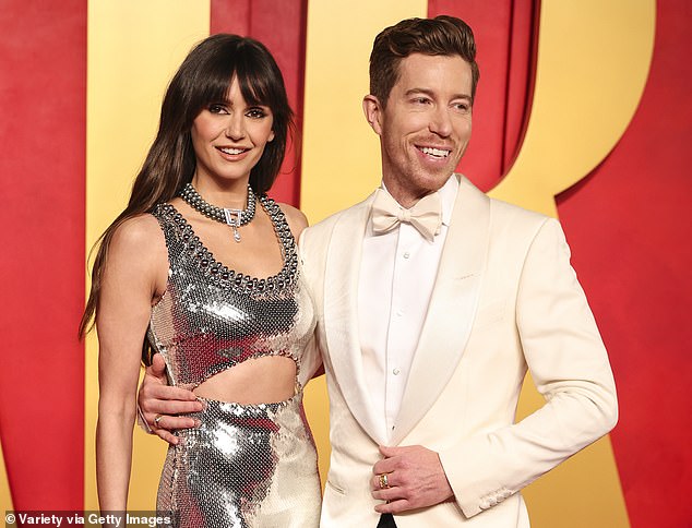 أنهى دوبريف والمتزلج الأولمبي علاقتهما التي استمرت خمس سنوات وألغيا خطوبتهما في سبتمبر 2025؛ تم التقاط الصورة في 10 مارس 2024 في بيفرلي هيلز