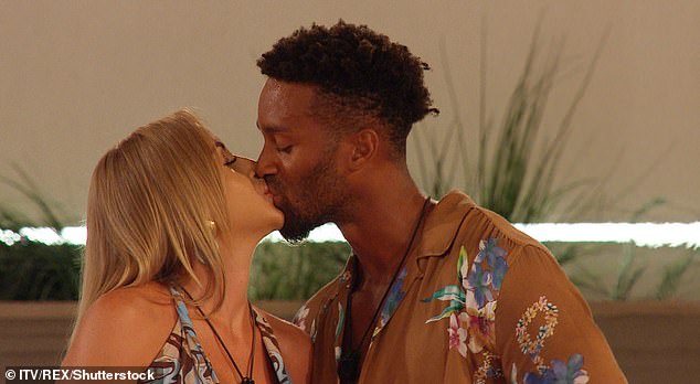 خلال ظهوره المثير للجدل في البرنامج، أنهى تيدي المركز الثالث مع صديقته السابقة فاي وينتر (في الصورة معًا)