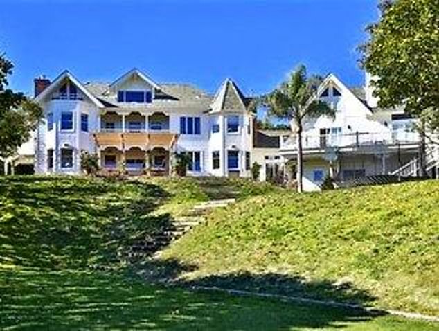 تم شراء أحد أبرز ممتلكاته - منزل ماليبو المكون من أربع غرف نوم والمطل على المحيط الهادئ - في عام 2009 مقابل 6.45 مليون دولار أمريكي. (في الصورة)