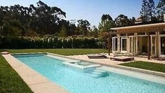 بيع مجمعه في شاطئ فينيسيا بمبلغ 1.995 مليون دولار أمريكي. (في الصورة)