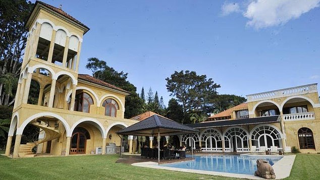 أشهر سكن هوجان في أستراليا كان يُطلق عليه اسم سيدار سبرينغز وكان عبارة عن عقار مترامي الأطراف بمساحة 132 هكتارًا في المناطق النائية بالقرب من خليج بايرون. (في الصورة)