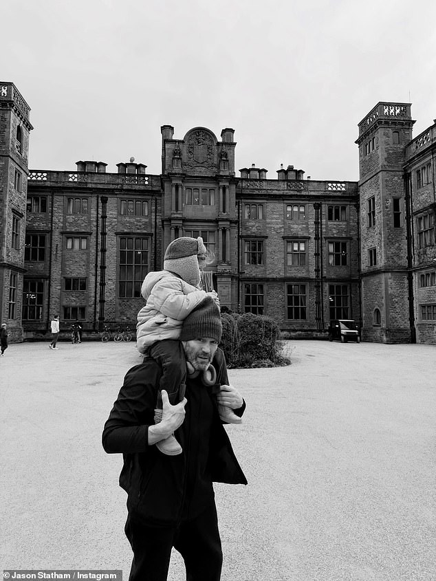 توجهت روزي وممثل هوليوود، 58 عامًا، إلى إنستغرام لمشاركة الصور الجميلة حيث أمضيا وقتًا ممتعًا مع طفليهما، الابن جاك، ثمانية أعوام، وابنتهما إيزابيلا، ثلاثة أعوام