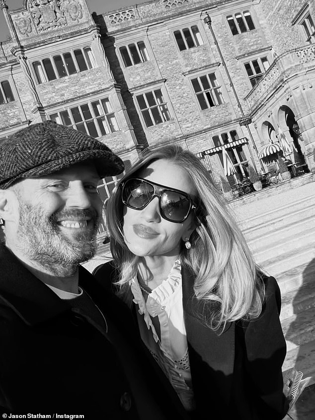 وتأتي هذه اللقطة بعد أن شاركت روزي وزوجها جيسون ستاثام لقطات نادرة لأطفالهما على إنستغرام أثناء استمتاعهما بفندق كوتسوولدز الذي تبلغ تكلفته 600 جنيه إسترليني في الليلة الشهر الماضي.