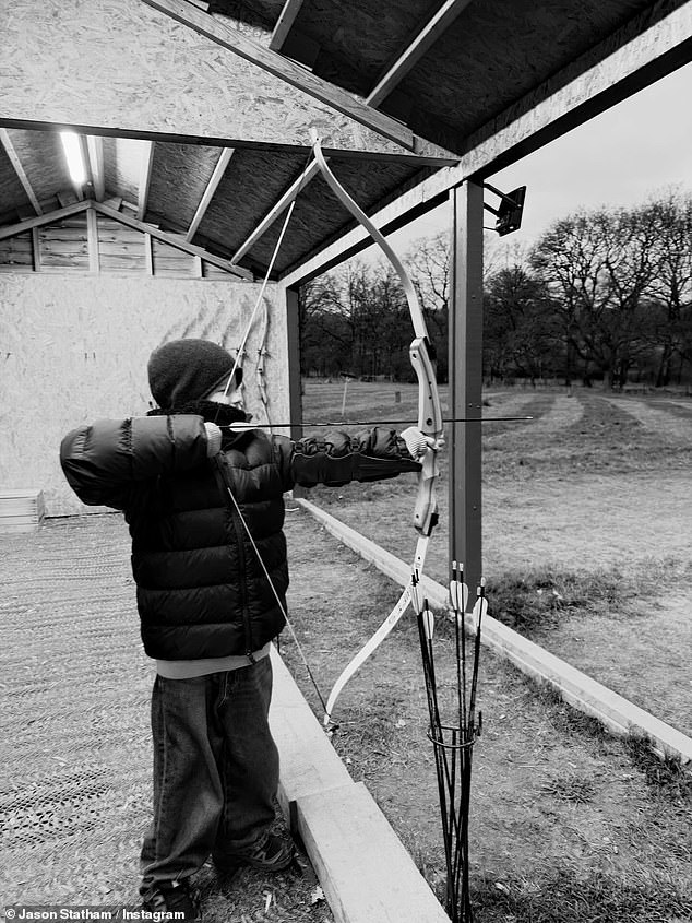 انطلقت روزي وجاك في إجازة عائلية احتفالية في Estelle Manor حيث استمتعا بالمشي في الريف والرماية وإطلاق النار