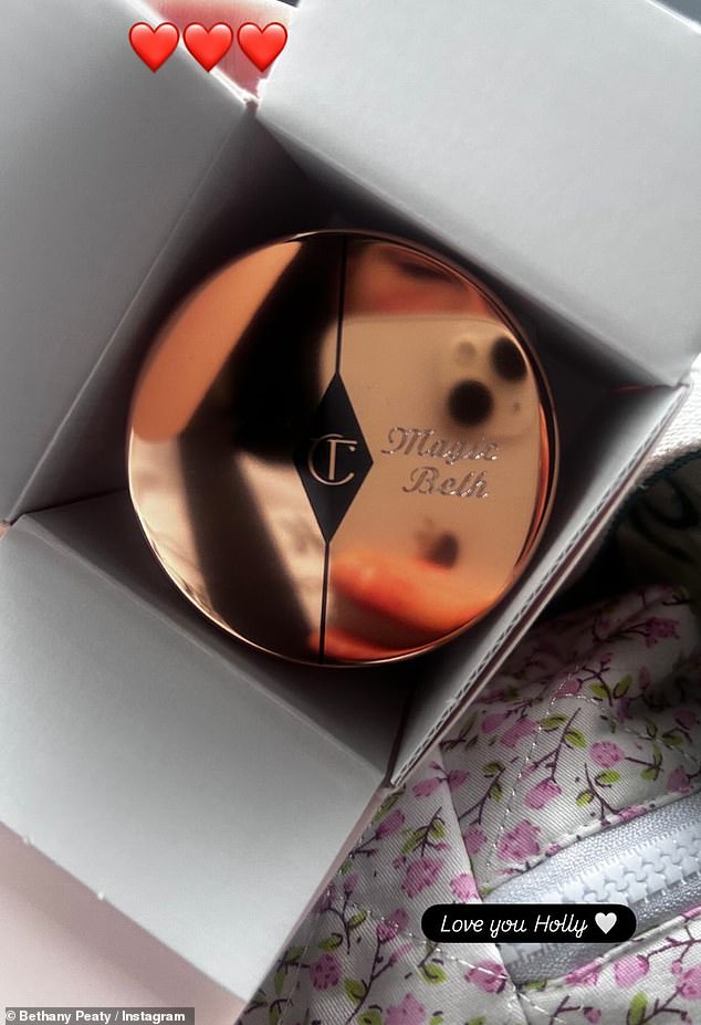 أولاً، كان هناك وعاء من كريم شارلوت تيلبوري ماجيك كريم الحائز على جوائز، والذي يُباع بسعر 79 جنيهًا إسترلينيًا وتم تخصيصه بحيث تم نقشه بعبارة 