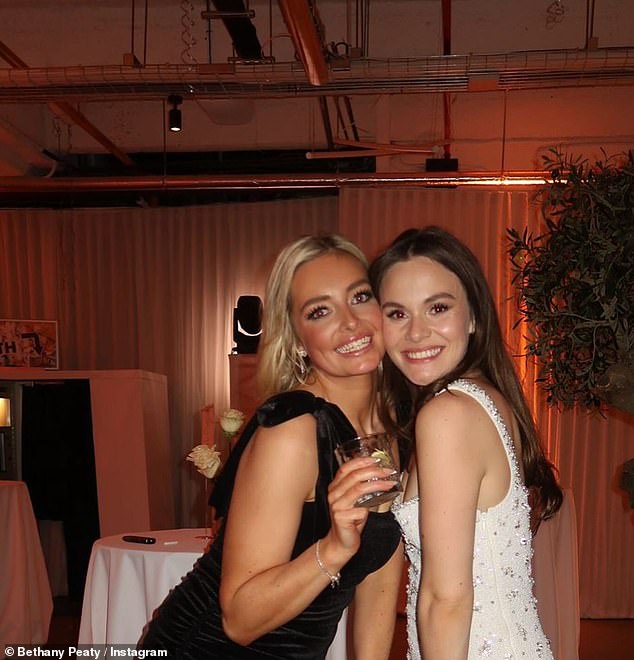 ادعى المطلعون أن قرار بيثاني ليس فقط بحضور حفل الزفاف ولكن أيضًا بقبول مثل هذا الدور البارز في حفل الزفاف قد ترك والدتها تشعر 