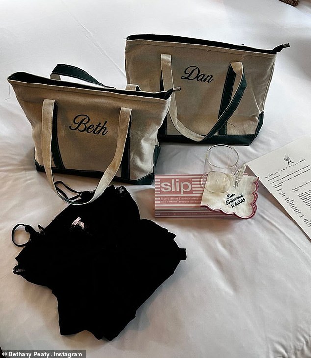 تلقت بيثاني أيضًا ما يبدو أنه طقم بيجامة سوداء وقناع نوم ومنديل جميل مكتوب عليه 