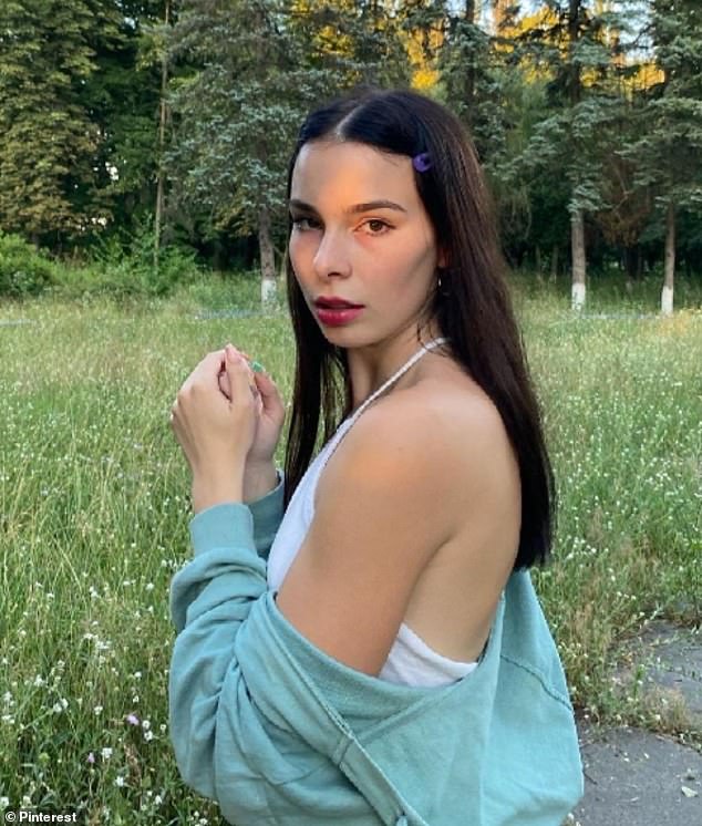 احتفلت مؤخرًا بأخبار عائلية حيث خطب ابنها الأكبر روان ستون صديقته الأوكرانية أنيا يفتوشينكو