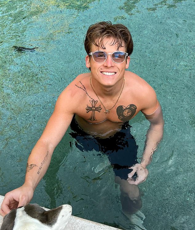 تقدم الممثل والمنتج السينمائي البالغ من العمر 25 عامًا (في الصورة) لخطبة الجميلة السمراء، 22 عامًا، خلال عطلة عيد الميلاد الرومانسية الأسبوع الماضي