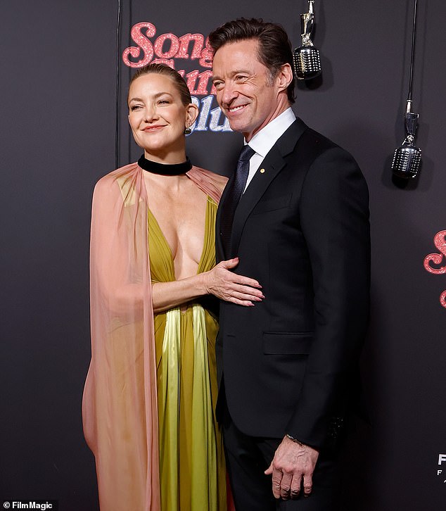 وفقًا لمطلعين على موقع Radar Online، يقال إن جاكمان وهدسون أصبحا قريبين أثناء التصوير، بل وكانا يمزحان حول شعورهما كزوجين (الصورة في 11 ديسمبر)