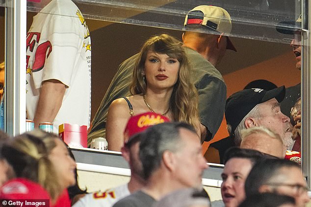 ومع حضور سويفت للمباريات في ملعب أروهيد لتشجيع خطيبها ترافيس كيلسي، يبدو أنها التقت مع كلا المراسلين وطورت أيضًا صداقة أيضًا؛ شوهد في الملعب في عام 2024
