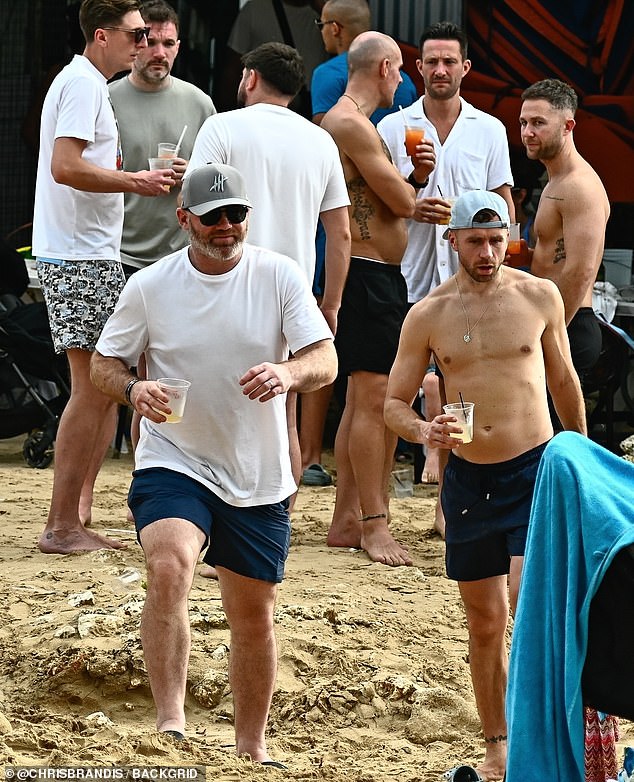 اختار واين الاحتفاظ بقميصه أثناء التسكع مع أصدقائه