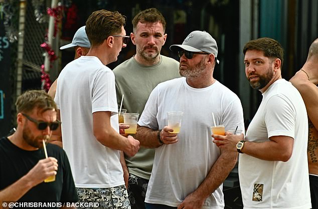 بدا أن المجموعة تستمتع بجولة من المشروبات