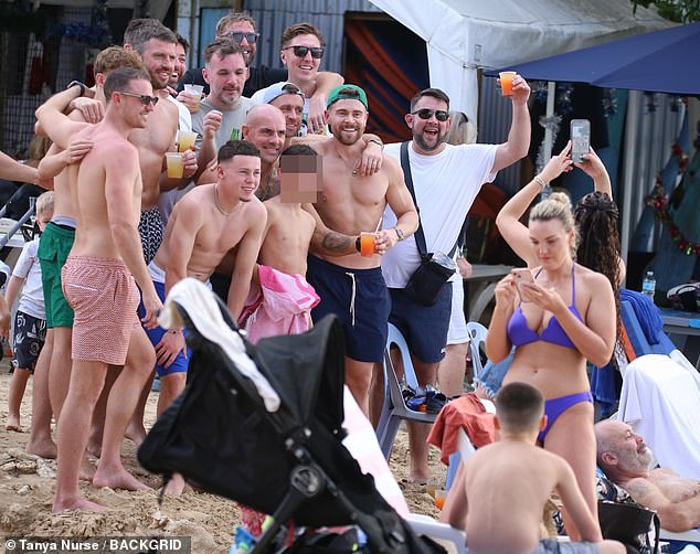 وانضم إلى واين وكولين أبناءهما الآخرين كلاي، 11 عامًا، وكيت، ثمانية أعوام، وكاس، ستة أعوام، بالإضافة إلى شقيق كولين ووالديها كوليت وتوني.