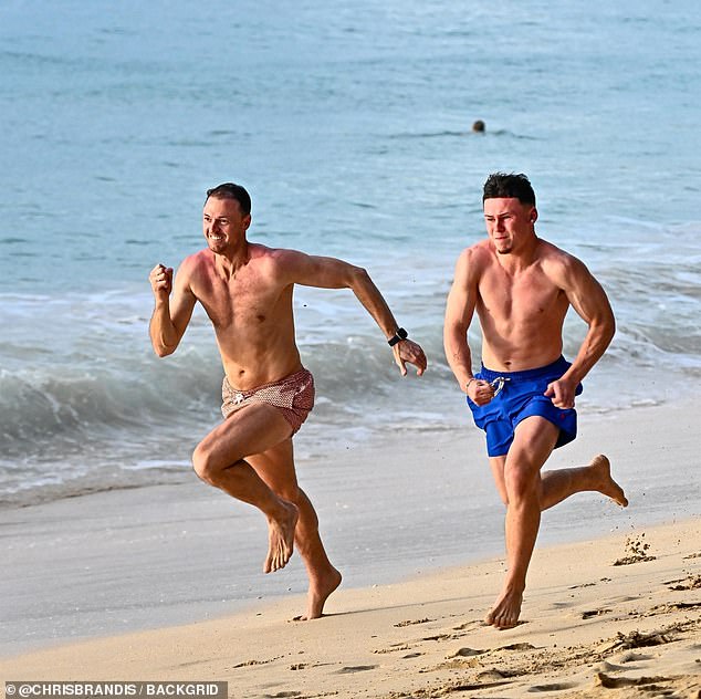 أظهر لاعب كرة القدم، الذي يلعب حاليًا لفريق مانشستر يونايتد تحت 18 عامًا، مهاراته الرياضية عندما كان يتسابق مع زميل والده السابق في فريق مانشستر يونايتد واين.