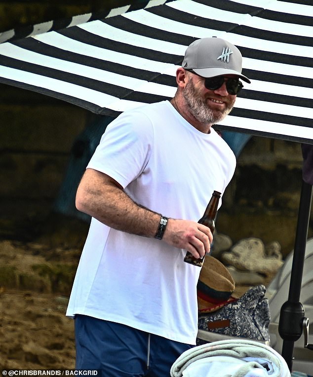 واصل واين إطلاق لحيته وهو يستمتع بالبيرة