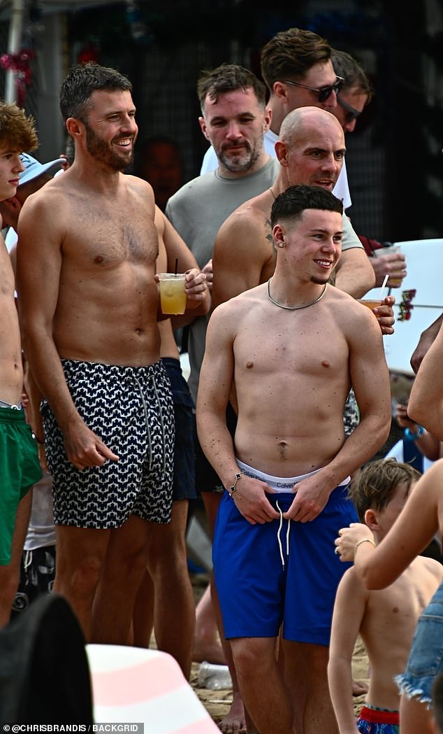 وشوهد كاي وهو يرتدي سوار فان كليف حول معصمه