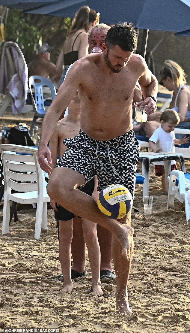 كما أظهر مهاراته في كرة القدم