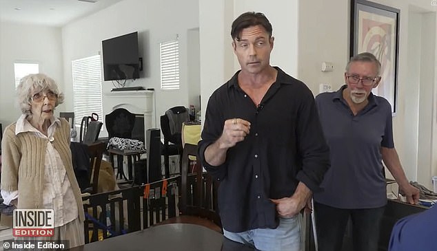 عاش آرون ووالديه في القصر ولكن تم طردهم بسبب عدم الدفع. قام Phypers بجولة في المنزل القذر في الخريف الماضي، زاعمين أن ريتشاردز هو المسؤول عن الفوضى