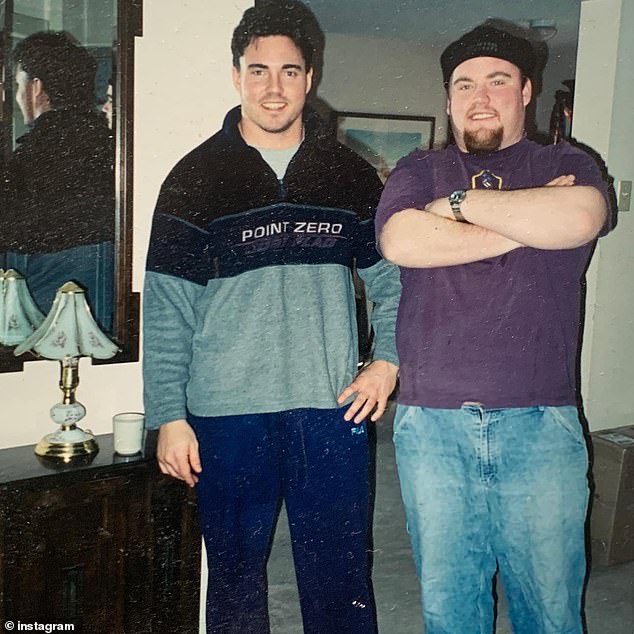 كما عاش شقيق آرون، بريت فايبرز، في القصر