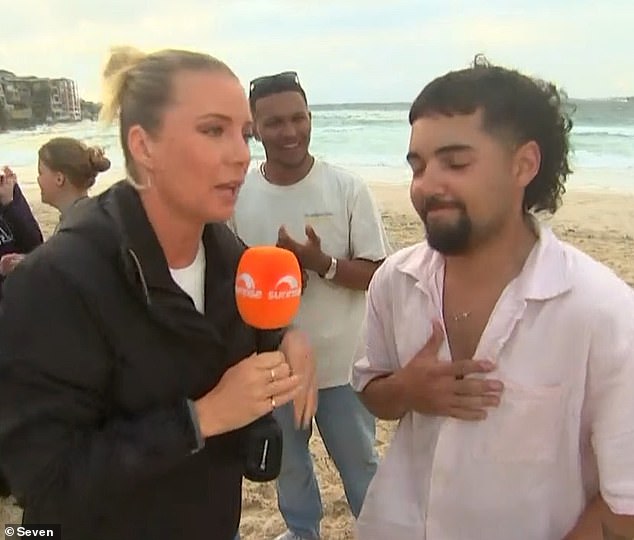 الرجل، الذي بدا أسوأ قليلاً من حيث المظهر، رغم أنه كان متحمساً للحظة ظهوره على الشاشة الصغيرة، أثبت بعد ذلك لماذا يمكن أن يكون البث التلفزيوني المباشر محفوفاً بالمخاطر. 