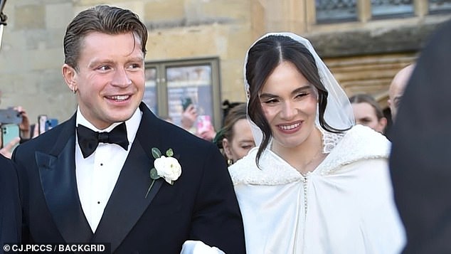 تبادل بيتي، وهو مسيحي متدين، عهود الزواج مع ابنة جوردون رامزي المؤثرة في كاتدرائية باث في 27 ديسمبر بعد خلاف عائلي متفجر.