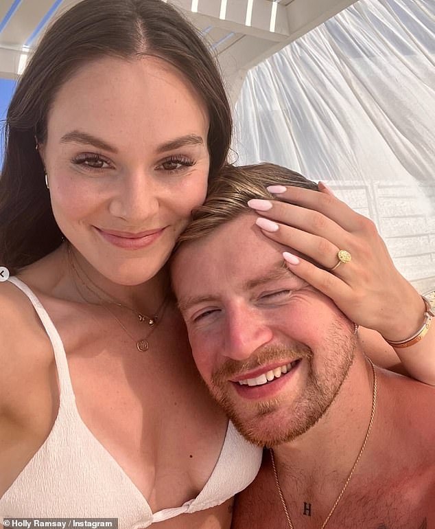 وفقًا للمطلعين، أراد آدم وهولي شكر أولئك الذين حضروا ودعموهما خلال الفترة المضطربة التي سبقت حفل الزفاف.