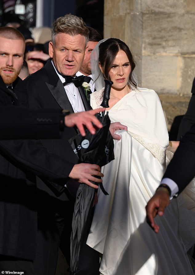 ويقال أيضًا أن والد هولي جوردون، الذي تبلغ ثروته الصافية 176 مليون جنيه إسترليني، أنفق 50 ألف جنيه إسترليني على الزهور.