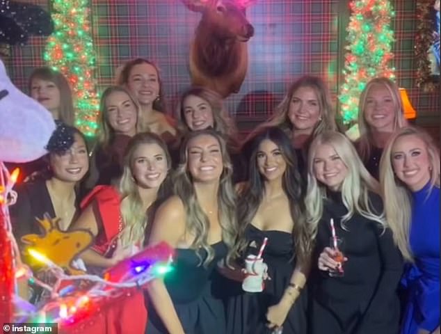 في وقت سابق من هذا الشهر ، رصدها أيضًا معجبو مغنية Bad Blood وهي تنضم إلى بريتاني ماهومز وآخرين في حفل كانساس سيتي تشيفز وسط موسم الأعياد. سويفت ينظر فوق أعلى أقصى اليسار