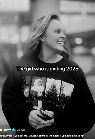 وأظهرت الشريحة التالية مظهرها الرياضي الأكثر طبيعية مع تدفق خصلات شعرها بشكل طبيعي إلى أسفل كتفيها مع النص، 