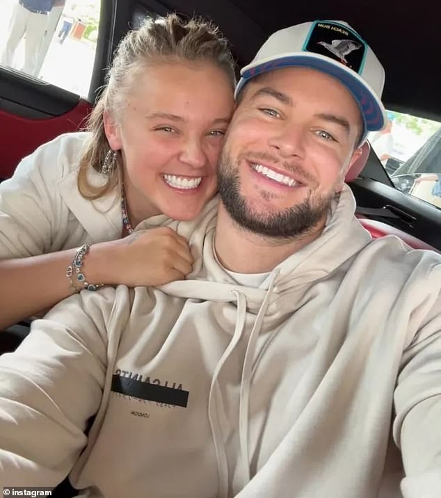 أقامت الشخصية الإعلامية قصة حب مع نجم Love Island كريس العام الماضي - بعد أن التقى الثنائي لأول مرة في أبريل في برنامج Celebrity Big Brother.