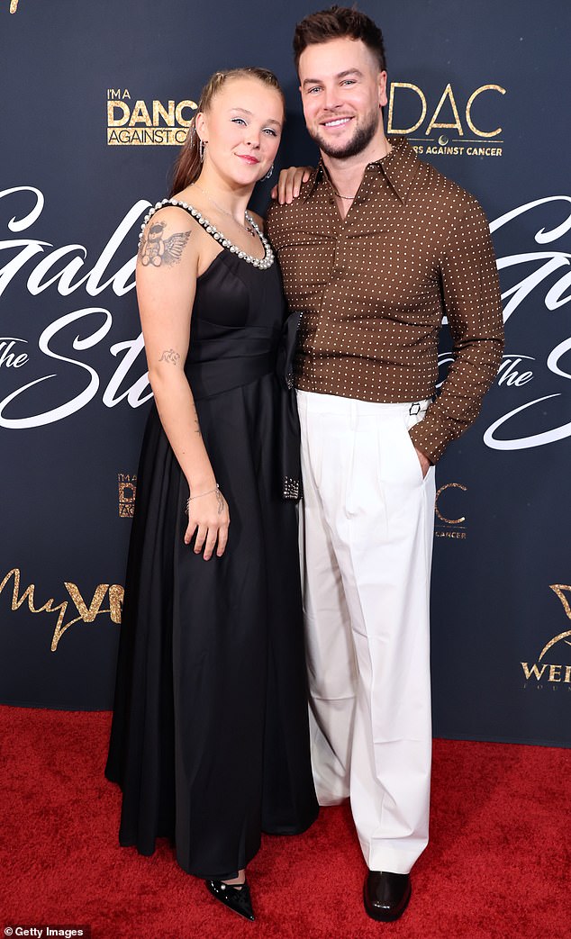 ويأتي التغيير في اسمها على وسائل التواصل الاجتماعي وسط علاقتها مع هيوز - بعد أن التقى الثنائي لأول مرة في وقت سابق من هذا العام في أبريل؛ الزوج الذي شوهد أعلاه في أكتوبر في بيفرلي هيلز