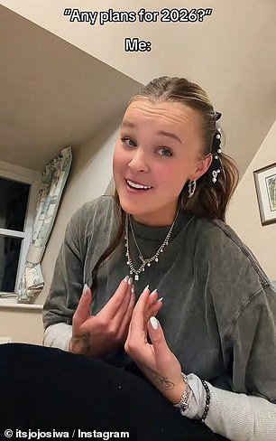 شاركت فرقة The Dance Moms أيضًا مقطعًا قصيرًا على منصة التواصل الاجتماعي، ويبدو أنها تثير ما يمكن أن يخبئه عام 2026