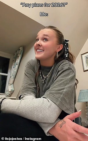 في لحظة ما، نظر النجم إلى الكاميرا بينما كان ينطق كلمات الأغنية، “سأعود مثل الارتداد”.