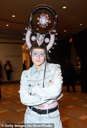 لقد شاركت لقطات لإلقاء نظرة على تحولها طوال عام 2025 وحمّلت صورة أثناء حضورها حفل توزيع جوائز iHeartRadio Music Awards في مارس (كما هو موضح أعلاه)