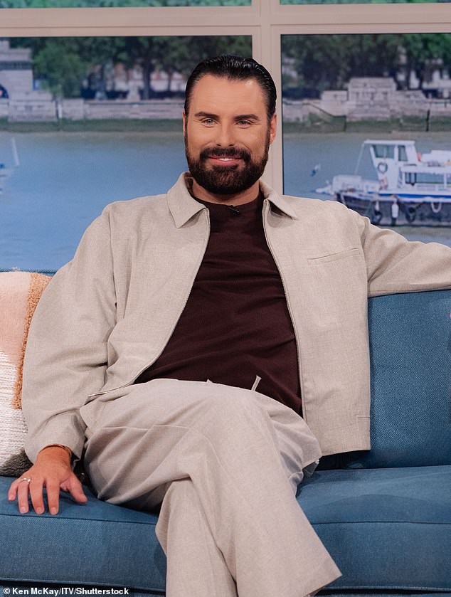 انتقل مقدم البرامج التلفزيونية، البالغ من العمر 37 عامًا، إلى إنستغرام قبل ساعات من الاتصال بعام 2026 للتفكير في العام 