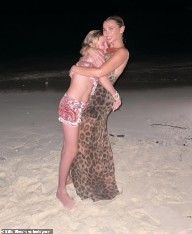 أعطت بيلي ابنتها نيللي عناقًا شديدًا على الشاطئ في إحدى اللقطات