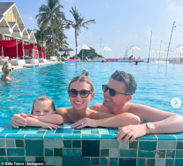 بدت نجمة TOWIE السابقة، البالغة من العمر 35 عامًا، مذهلة عندما كانت تجلس مع زوجها جريج شيبرد على الشاطئ في وجهة عطلتهما المفضلة، حيث عقدا قرانهما في حدث مذهل في عام 2019.