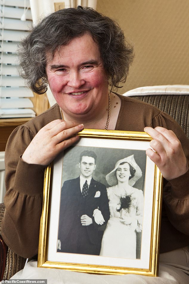 في حين حققت سوزان بويل نجاحًا موسيقيًا هائلًا، إلا أنها لا تزال تعيش في منزل متواضع في قرية ويست لوثيان النائية (في الصورة عام 2009)