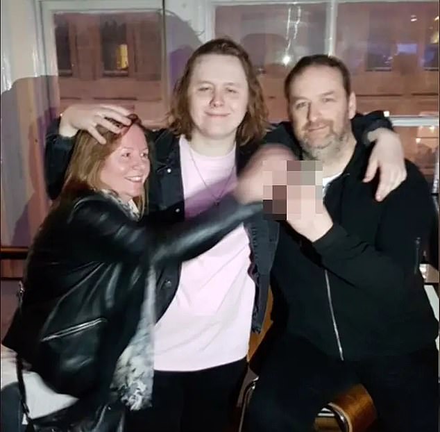 أثناء صعوده إلى الشهرة، اختار لويس كابالدي عدم الانتقال إلى قصر فخم خاص به، وبدلاً من ذلك أقام في نفس منزل ويست لوثيان الذي كان يعيش فيه والديه.