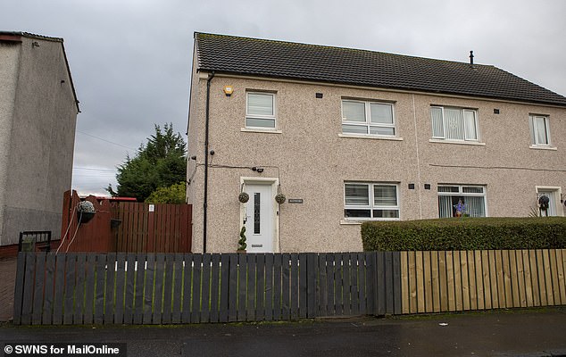 الملكية المتواضعة مغطاة بالتحف الدينية ولقطات من لقاءاتها مع العديد من النجوم الكبار