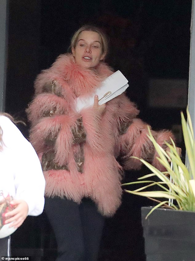 كانت النجمة خالية من المكياج وتمسك بكومة من الأوراق بينما كانت تسحب حقيبة بينما كانت ترتدي معطفًا ورديًا أنيقًا.