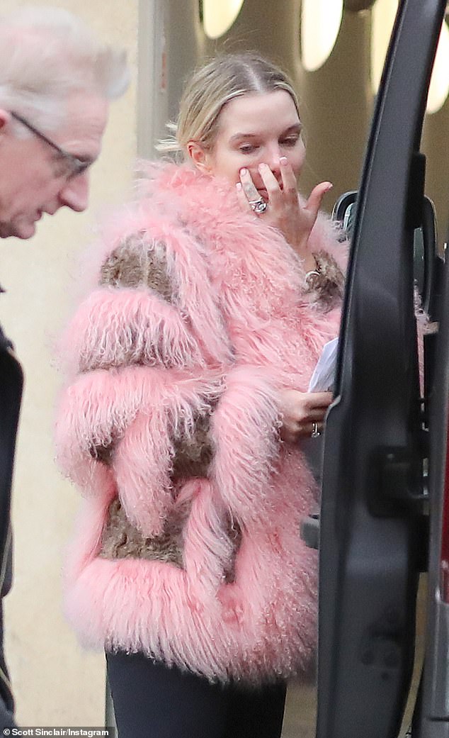 قام سكوت بتوثيق فترة الأعياد بالتفصيل بينما كان حبيبه السابق يعاني في المنزل