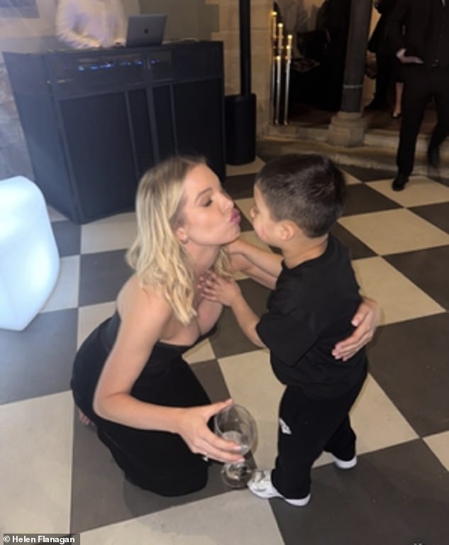 دخلت نجمة المسلسل في نزاع مرير مع لاعب كرة القدم، الذي تشارك معه ماتيلدا، 10 أعوام، ودليلة، سبعة أعوام، (في الصورة) مع ابنها تشارلي، أربعة أعوام، وأمضت فترة الأعياد بعيدًا عن الأطفال بينما تعرضت أيضًا لحادث سيارة.