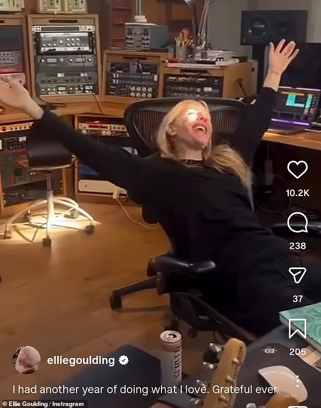 وكشفت المغنية البالغة من العمر 38 عاماً، أنها تنتظر طفلاً من صديقها بو مينيار، 28 عاماً، بينما كانت تسير على السجادة الحمراء وهي حامل في حفل توزيع جوائز الموضة في أوائل ديسمبر.