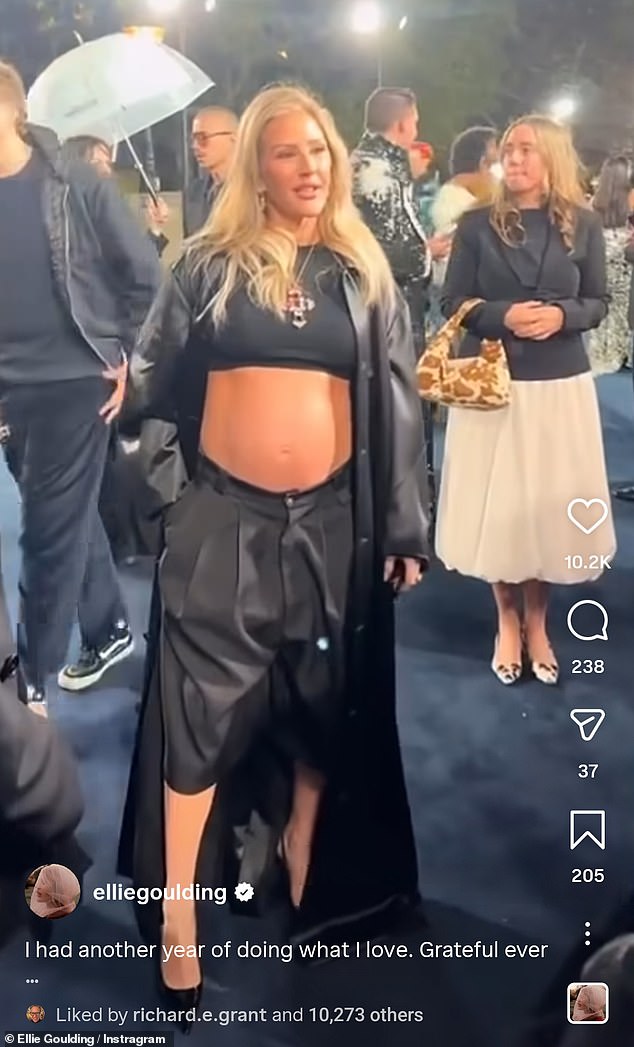 أعلنت إيلي على السجادة الحمراء في شهر ديسمبر/كانون الأول أنها حامل بطفلها الثاني، مما جعل الكشف عن نتوءها يسلط الضوء على أبرز أحداثها لعام 2025