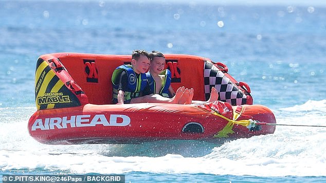 استمتع كيت وكاس أيضًا بركوب زورق قابل للنفخ